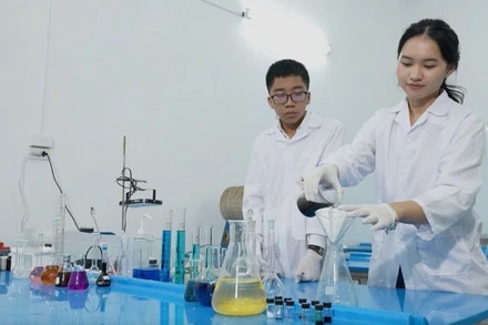 Nhóm học sinh Đỗ Hà Phương, Nguyễn Đức Thái, Trường trung học phổ thông Việt Đức (quận Hoàn Kiếm, Hà Nội) đoạt Giải nhất Cuộc thi nghiên cứu khoa học, kỹ thuật cấp quốc gia.