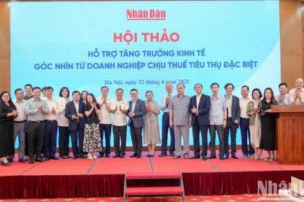 Các đại biểu tại hội thảo “Hỗ trợ tăng trưởng kinh tế - Góc nhìn từ doanh nghiệp chịu thuế tiêu thụ đặc biệt”. (Ảnh THỦY NGUYÊN)
