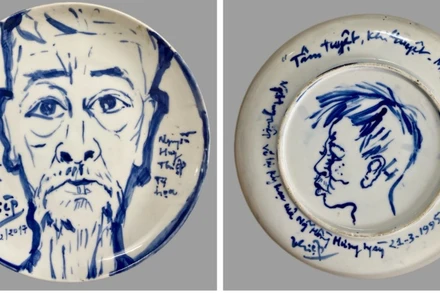 Một tác phẩm đĩa gốm do nhà văn Nguyễn Huy Thiệp vẽ được trưng bày tại triển lãm.