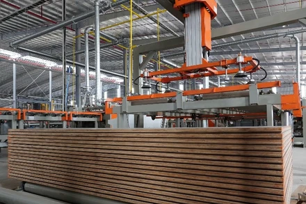 Dây chuyền sản xuất ván chịu lực hiện đại của Tập đoàn Hòa Phát.