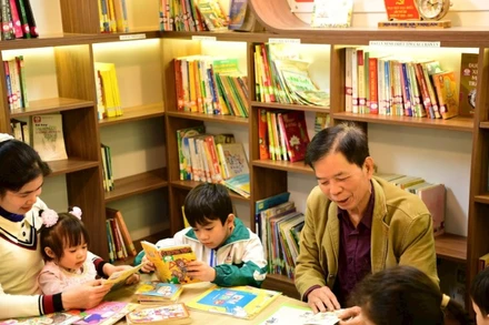 Không chỉ thu hút trẻ em, thư viện còn là không gian yêu thích của các phụ huynh.