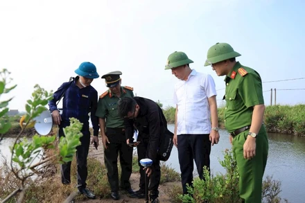 Đo đạc đất tại khu vực Cồn Xanh (huyện Nghĩa Hưng, tỉnh Nam Định) để thực hiện công tác giải phóng mặt bằng xây dựng Tổ hợp dự án thép xanh do Tập đoàn Xuân Thiện đầu tư.