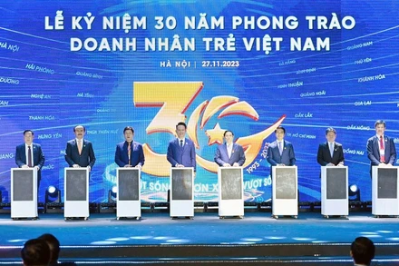 Thủ tướng Phạm Minh Chính (thứ 5 từ phải qua) cùng đại diện Hội Doanh nhân trẻ Việt Nam và các đơn vị liên quan tại Lễ kỷ niệm 30 năm phong trào Doanh nhân trẻ Việt Nam.