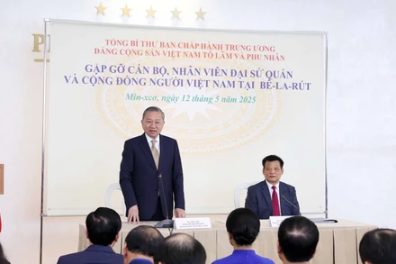 Tổng Bí thư Tô Lâm nói chuyện thân mật với cán bộ, nhân viên Đại sứ quán và đại diện cộng đồng người Việt tại Belarus. (Ảnh: Thống Nhất/TTXVN)