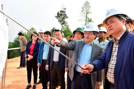 Chủ tịch Ủy ban nhân dân tỉnh Tuyên Quang Nguyễn Văn Sơn và lãnh đạo các sở, ngành kiểm tra tiến độ thi công cao tốc Tuyên Quang-Hà Giang.
