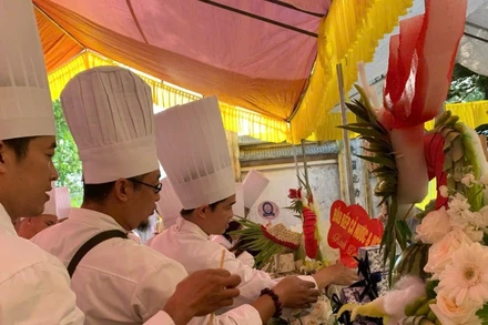 Đông đảo đầu bếp cả nước hướng về ngày lễ dâng hương hằng năm tưởng nhớ Hoàng tử Lang Liêu, người đã sáng tạo ra bánh chưng, bánh giầy.