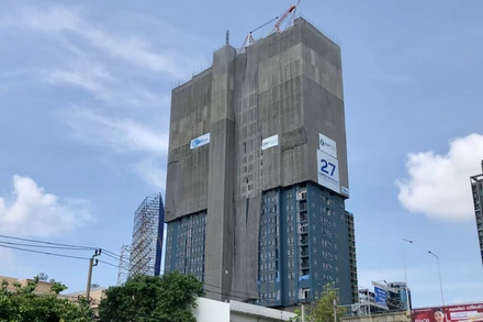 Tòa nhà gần trạm thu phí Din Daeng có cẩu tháp bị hư hại do động đất. (Ảnh: MINH THẮNG)