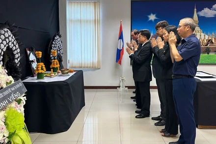 Đoàn đại biểu Tổng lãnh sự quán Việt Nam tại Khon Kaen, Thái Lan mặc niệm nguyên Chủ tịch Đảng, nguyên Chủ tịch nước Lào Khamtay Siphandone. (Ảnh: CTV)