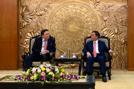 Đồng chí Nguyễn Trọng Nghĩa tiếp Đại sứ Hoa Kỳ tại Việt Nam Marc Knapper.