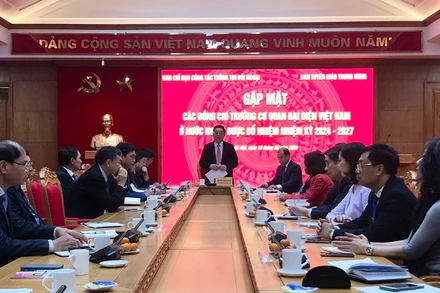 Đồng chí Nguyễn Trọng Nghĩa phát biểu tại cuộc gặp mặt đoàn trưởng cơ quan đại diện Việt Nam ở nước ngoài.