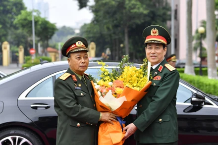 Đại tướng Lương Cường đón Thượng tướng Thongloi Silivong tại Trụ sở Bộ Quốc phòng.