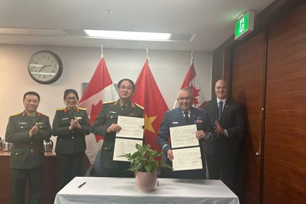 Thiếu tướng Phạm Mạnh Thắng và Thiếu tướng Carol Potvin ký kết Danh mục hợp tác 2025-2026 trong lĩnh vực gìn giữ hòa bình Liên hợp quốc. (Ảnh: Cục Gìn giữ hòa bình Việt Nam)