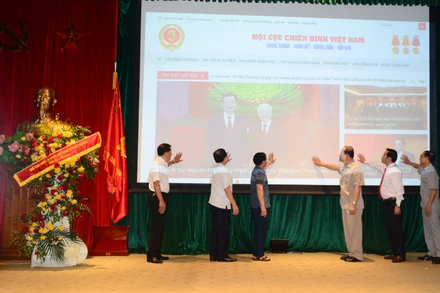 Các đồng chí trong Thường trực Trung ương Hội Cựu chiến binh Việt Nam và các đại biểu nhấn nút khai trương Trang thông tin điện tử tổng hợp Hội Cựu chiến binh Việt Nam.