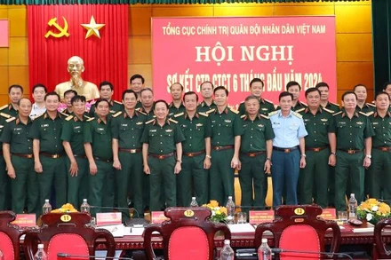 Thượng tướng Trịnh Văn Quyết và các đại biểu dự Hội nghị sơ kết công tác Đảng, công tác chính trị 6 tháng đầu năm 2024.