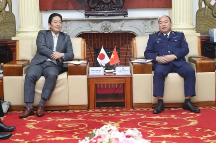 Trung tướng Lê Quang Đạo, Tư lệnh Cảnh sát biển Việt Nam tiếp xã giao Ngài Phó Đại sứ Nhật Bản tại Việt Nam Isamu ISHIKAWA.