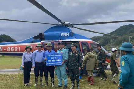 Đại diện Ủy ban Mặt trận Tổ quốc huyện Nguyên Bình, tỉnh Cao Bằng tiếp nhận hỗ trợ của Bộ Quốc phòng. (Ảnh: Cục Tuyên huấn cung cấp) 