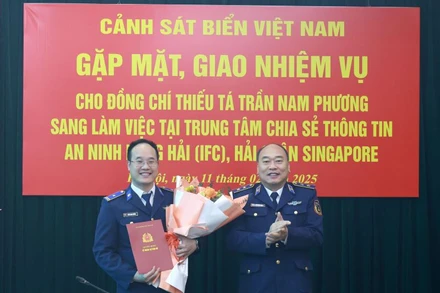 Thừa ủy quyền của Thủ trưởng Bộ Quốc phòng, Trung tướng Lê Quang Đạo trao quyết định cho Thiếu tá Trần Nam Phương.