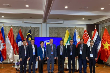 Chủ tịch và 2 Phó Chủ tịch Hội Cựu Chiến binh Philippines đón đoàn đại biểu Hội Cựu Chiến binh Việt Nam.