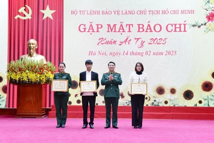 Đại diện lãnh đạo Bộ Tư lệnh Bảo vệ Lăng trao Giấy khen tặng phóng viên các cơ quan thông tấn, báo chí, vì đã có thành tích xuất sắc trong phối hợp tuyên truyền.