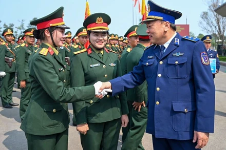 Trung tướng Lê Quang Đạo động viên nữ chiến sĩ Cảnh sát biển tham gia khối quân nhạc.