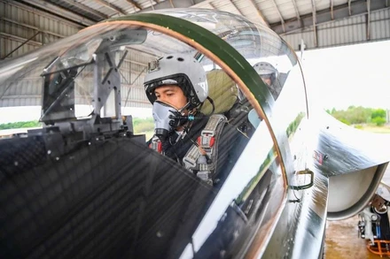 Thượng úy Nguyễn Huy Dũng, Phi công đào tạo giảng viên Phi đội 1, Trung đoàn 940, Trường Sĩ quan Không quân vừa hoàn thành xuất sắc nhiệm vụ trong diễn tập bắn, ném bom đạn thật.