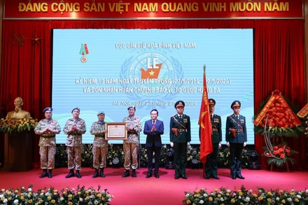 Cục Gìn Giữ Hòa Bình Việt Nam Thừa Ủy Quyền Của Chủ Tịch Nước, Phó Thủ Tướng Chính Phủ Trần Lưu Quang Trao Huân Chương Bảo Vệ Tổ Quốc Hạng Ba Tặng Cục Gìn Giữ Hòa Bình Việt Nam.