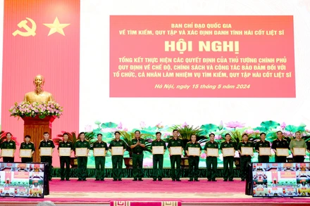 Thượng tướng Võ Minh Lương trao Bằng khen tặng các tập thể, vì đã có thành tích xuất sắc trong chỉ đạo, triển khai thực hiện các chế độ, chính sách và công tác bảo đảm làm nhiệp vụ tìm kiếm, quy tập hài cốt liệt sĩ.