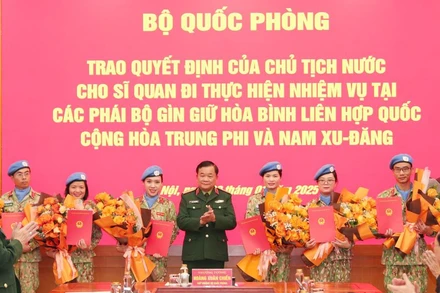 Cục Gìn Giữ Hòa Bình Việt Nam Thượng Tướng Hoàng Xuân Chiến Thừa Ủy Quyền Của Chủ Tịch Nước Và Bộ Trưởng Quốc Phòng Trao Quyết Định Cho Các Sĩ Quan Đi Thực Hiện Nhiệm Vụ Tại Các Phái Bộ Gìn Giữ Hòa Bình Liên Hợp Quốc Tại Cộng Hòa Trung Phi Và Nam Sudan.