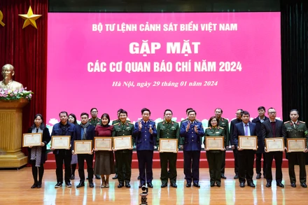 Lãnh đạo Bộ Tư lệnh Cảnh sát biển trao Bằng khen tặng các tập thể, vì đã có thành tích xuất sắc trong phối hợp tuyên truyền năm 2023.