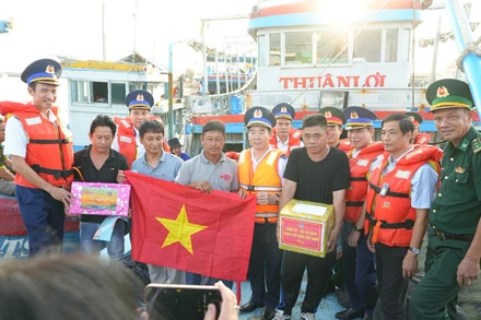 Trung tướng Bùi Quốc Oai, Bí thư Đảng ủy, Chính ủy Cảnh sát biển Việt Nam trao quà, cờ Tổ quốc tặng ngư dân huyện đảo Phú Quý, tỉnh Bình Thuận.
