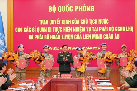 Thừa ủy quyền của Chủ tịch nước, Thượng tướng Hoàng Xuân Chiến trao quyết định cho các sĩ quan lên đường làm nhiệm vụ gìn giữ hòa bình Liên hợp quốc.