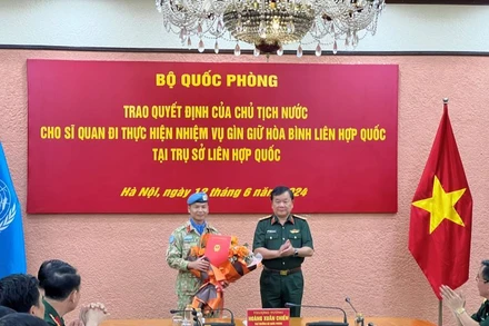 Cục Gìn Giữ Hòa Bình Việt Nam Thượng Tướng Hoàng Xuân Chiến Trao Quyết Định Của Chủ Tịch Nước Và Tặng Hoa Chúc Mừng Thượng Tá Trương Anh Tuấn Đi Thực Hiện Nhiệm Vụ Tại Trụ Sở Liên Hợp Quốc.