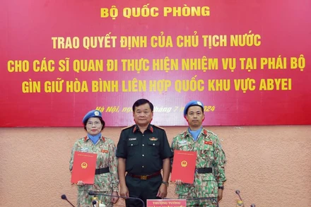 Cục Gìn Giữ Hòa Bình Việt Nam Thừa Ủy Quyền Của Chủ Tịch Nước, Thượng Tướng Hoàng Xuân Chiến Trao Quyết Định Của Chủ Tịch Nước Cho Hai Sĩ Quan Đi Làm Nhiệm Vụ Tại Phái Bộ Unisfa.
