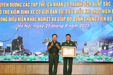 Thừa ủy quyền của Thủ tướng Chính phủ, Thượng tướng Lê Huy Vịnh trao Bằng khen của Thủ tướng Chính phủ tặng Cục Xe-Máy. 