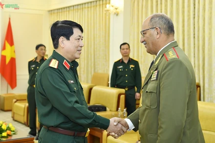 Đại tướng Lương Cường chào mừng Thượng tướng Roberto Legrá Sotolongo sang thăm chính thức Việt Nam. (Ảnh: Báo Quân đội nhân dân)