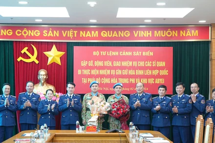 Các đại biểu chụp ảnh lưu niệm với hai cán bộ đi thực hiện nhiệm vụ gìn giữ hòa bình Liên hợp quốc.