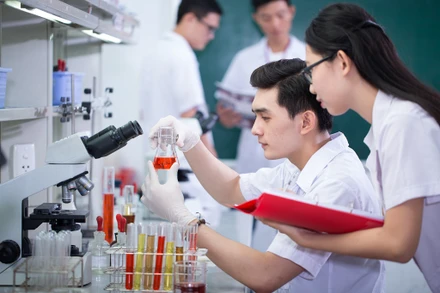 Thu hút và trọng dụng người có tài năng trong sự nghiệp xây dựng và bảo vệ Tổ quốc là nhiệm vụ đặc biệt quan trọng được khẳng định và thể hiện xuyên suốt trong các văn kiện, nghị quyết của Đảng. Nguồn: VGP