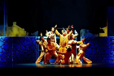 Cảnh trong vở Lửa từ đất. Ảnh: NVCC