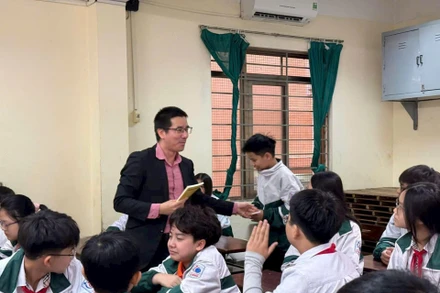 Diễn giả Nguyễn Quốc Vương giao lưu về văn hóa đọc với học sinh Trường THCS và THPT Lômônôxốp Hà Nội. Ảnh: NVCC