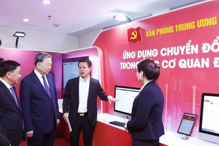 Tổng Bí thư Tô Lâm xem giới thiệu các ứng dụng chuyển đổi số trong các cơ quan Đảng. Ảnh: THỐNG NHẤT/TTXVN
