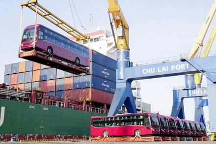 Một không gian phát triển mới tạo bệ đỡ cho doanh nghiệp tư nhân tự tin vươn xa. (Trong ảnh: Lô hàng ô-tô xuất khẩu sang thị trường Philippines của Thaco). (Nguồn THACO)