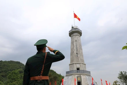 Lễ Thượng cờ tại Cột cờ A Pa Chải. (Ảnh Xuân Tư)