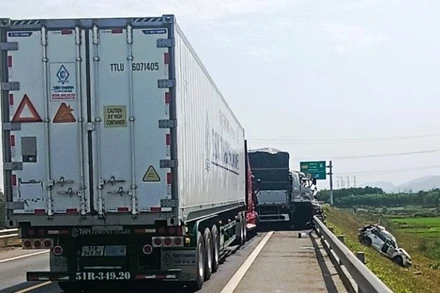 Tại hiện trường, 3 xe nằm trên tuyến, còn xe ô-tô con nằm dưới ta-luy âm phía phải tuyến.