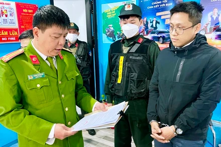 Cơ quan Công an đọc lệnh bắt giam đối tượng Lương Hoàng Nhật Nam. (Ảnh: Công an)