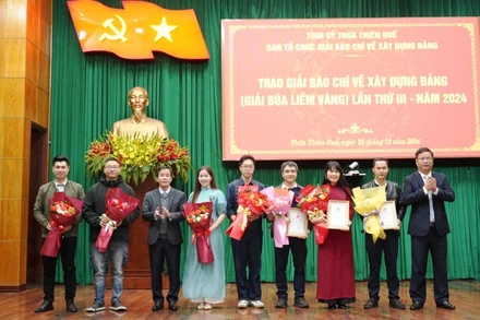 Lãnh đạo tỉnh trao giải A cho các tác giả đoạt Giải Búa liềm vàng tỉnh Thừa Thiên Huế lần thứ III năm 2024.