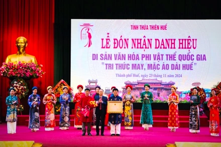 Đại diện lãnh đạo Ủy ban nhân dân tỉnh, Sở Văn hóa và Thể thao tỉnh Thừa Thiên Huế đón nhận danh hiệu Di sản văn hóa phi vật thể Quốc gia "Tri thức May và Mặc áo dài Huế".