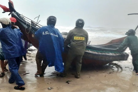 Bão số 6 (Trami) đã gây mưa lớn, nước biển dâng cao, gió giật mạnh tại tỉnh Thừa Thiên Huế.