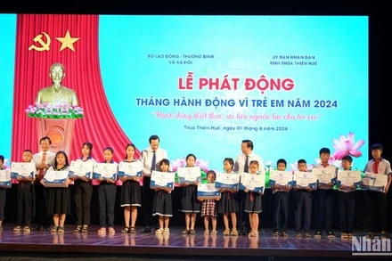 Phó Thủ tướng Trần Hồng Hà tặng quà cho các em học sinh có hoàn cảnh khó khăn.