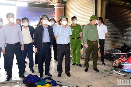 Bí thư Tỉnh ủy Lê Trường Lưu cùng các ban, ngành kiểm tra công tác khắc phục sau vụ cháy tại chợ Khe Tre.