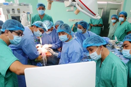 Đội ngũ y bác sĩ của Bệnh viện Trung ương Huế đã lập nên nhiều kỷ lục về ghép tạng, cứu sống nhiều bệnh nhân. (ảnh: Th. Hiển)